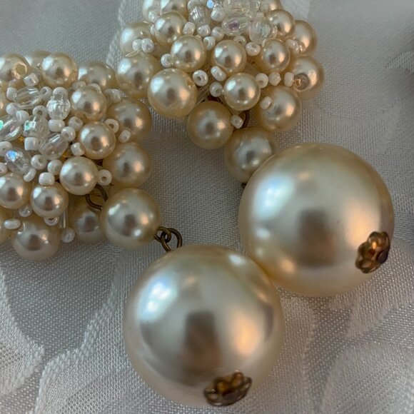 COLLECTION OF VINTAGE SEED BEAD & FAUX PEARL CLIP EARRINGS (4) - Picture 8 of 13